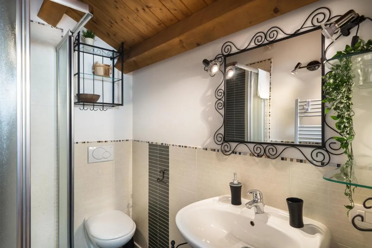 Image 2 of Duplex at the entrance to Venice 2 bathroom and terrace