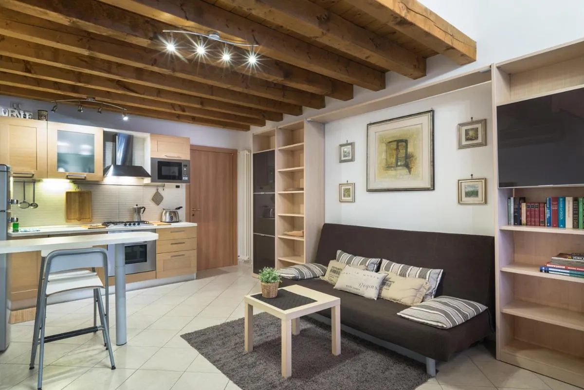 Image 3 of Duplex at the entrance to Venice 2 bathroom and terrace