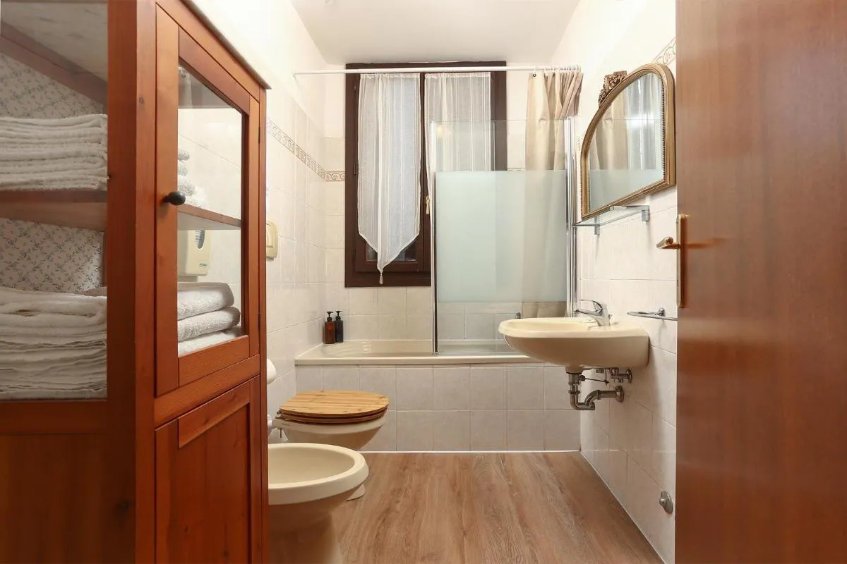 Image 6 of Flat with canal view near San Marco