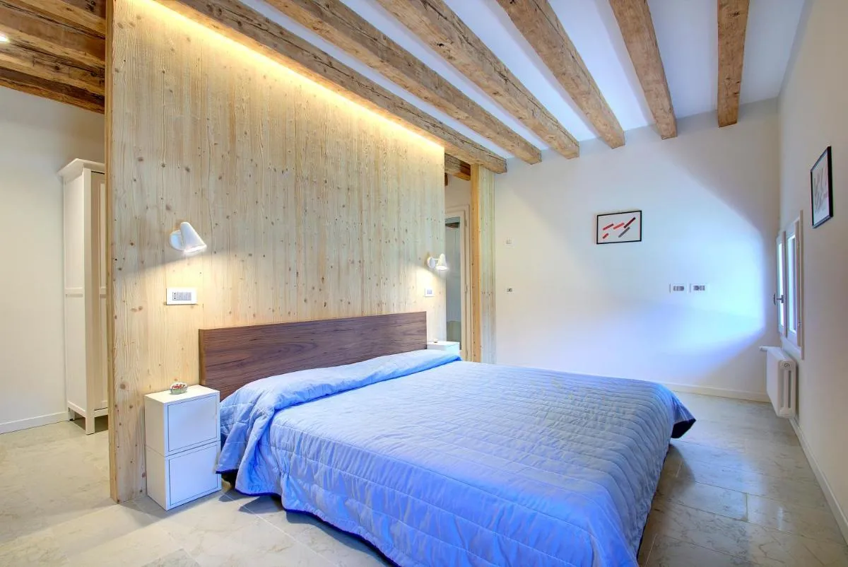 Image 5 of GrandCanal-Red