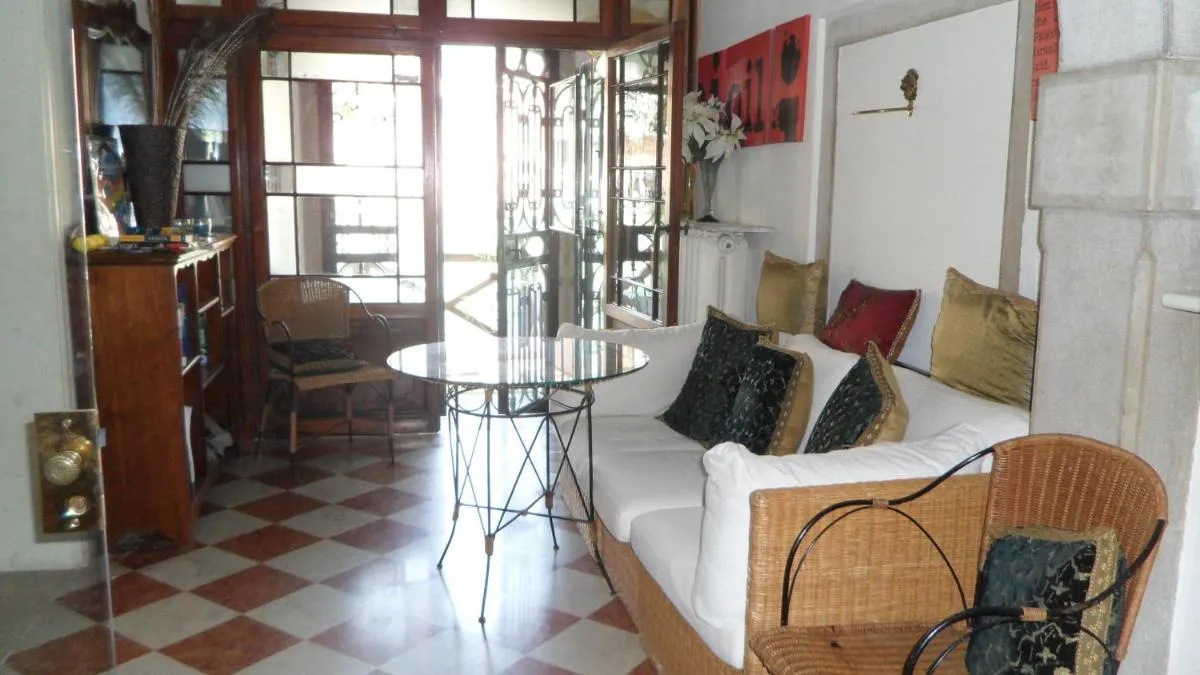 Image 5 of Honeymoon suite on Grand Canal