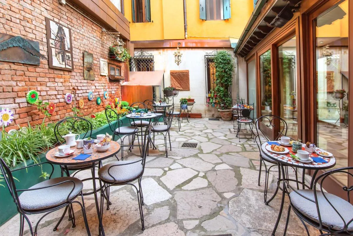 Image 5 of Hotel La Fenice et Des Artistes