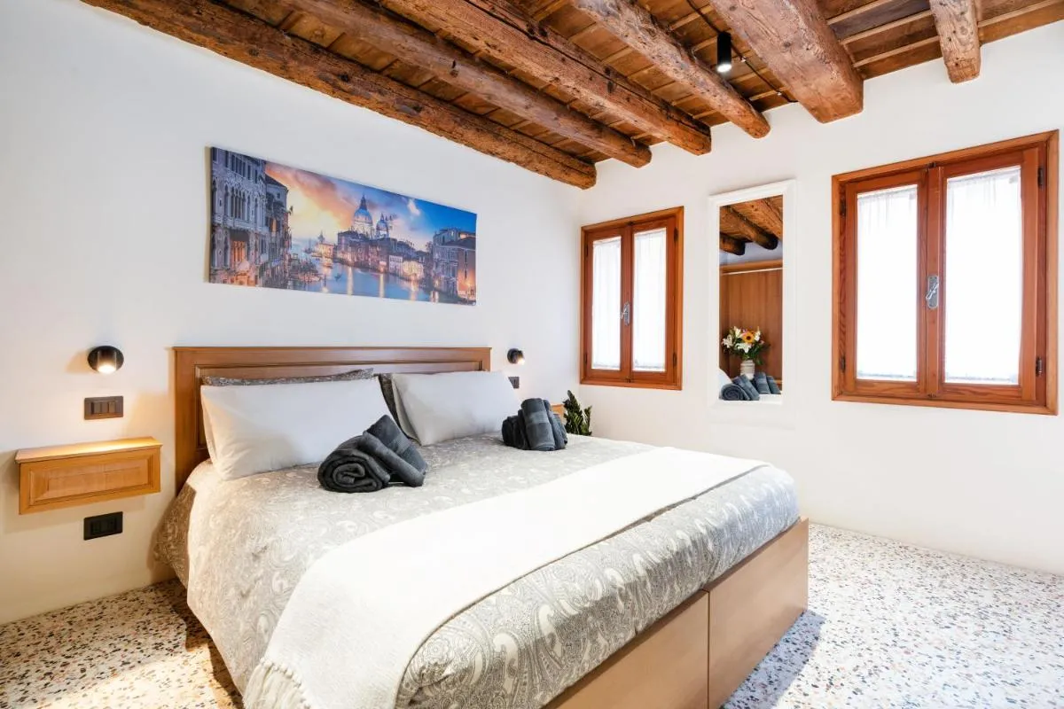 Image 6 of Intera Palazzina al centro di Venezia