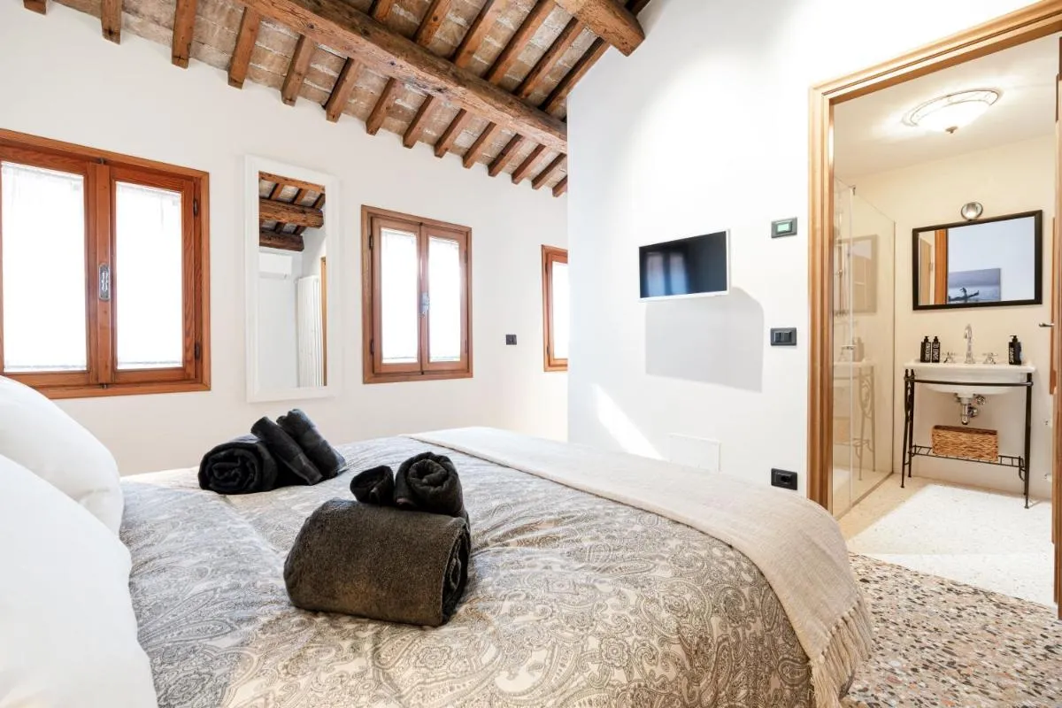 Image 4 of Intera Palazzina al centro di Venezia