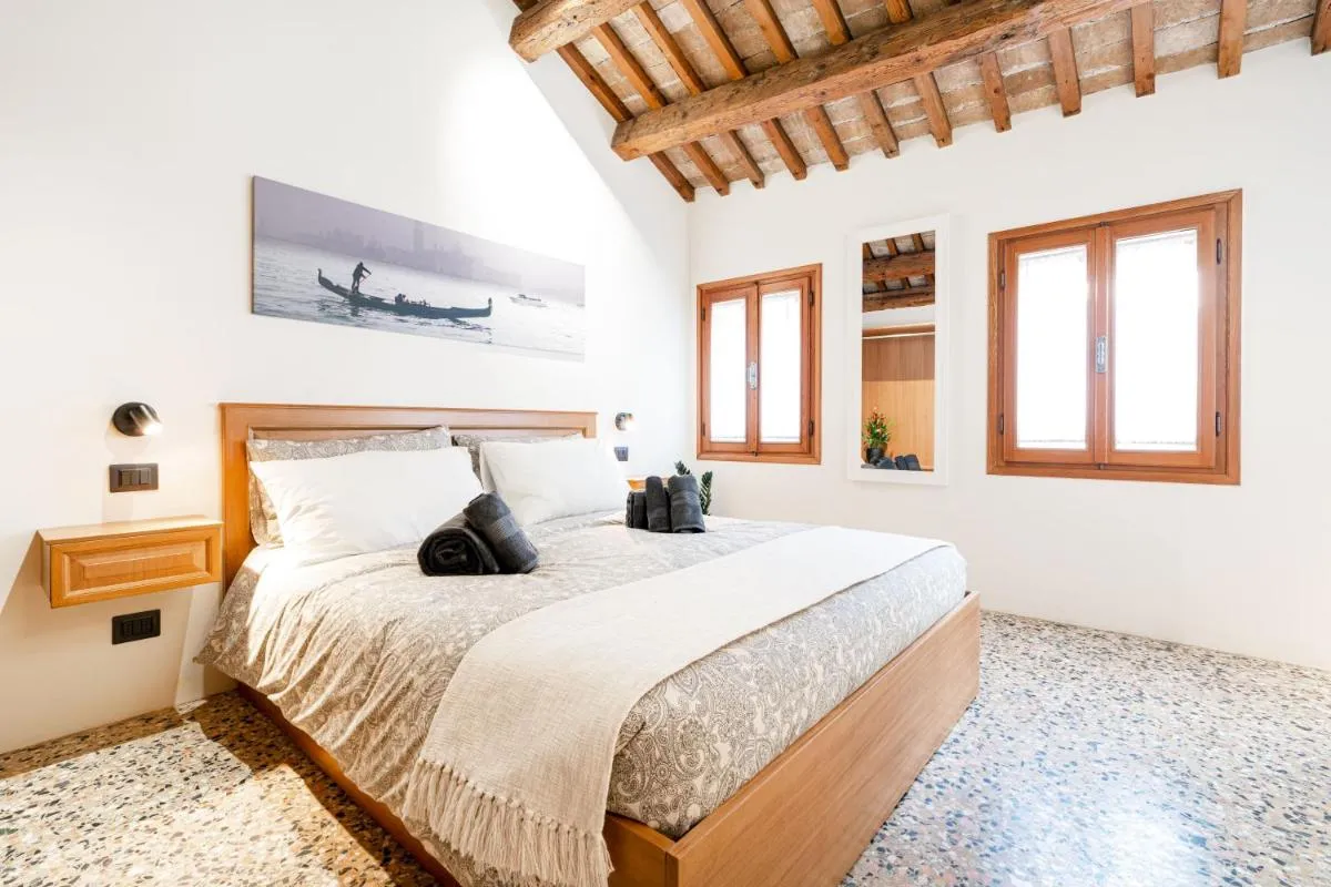 Image 1 of Intera Palazzina al centro di Venezia