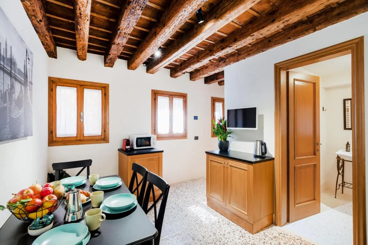 Image 3 of Intera Palazzina al centro di Venezia