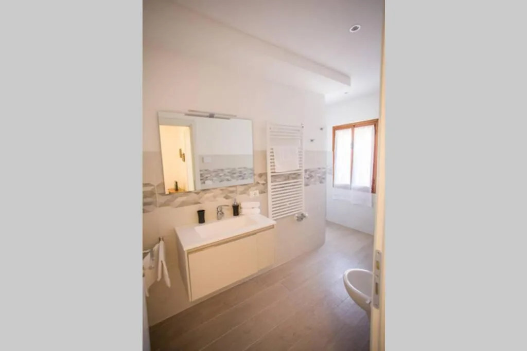 Image 2 of Le Sorelle