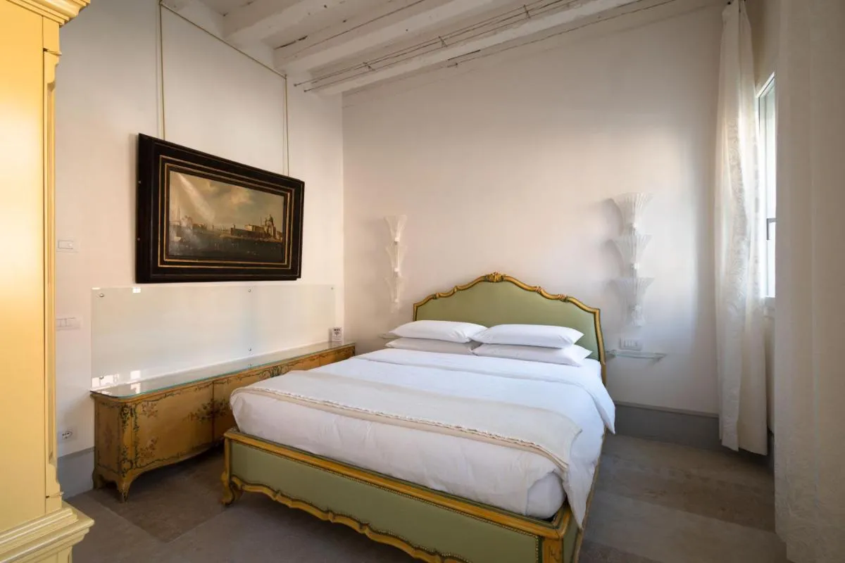 Image 3 of Lemon House