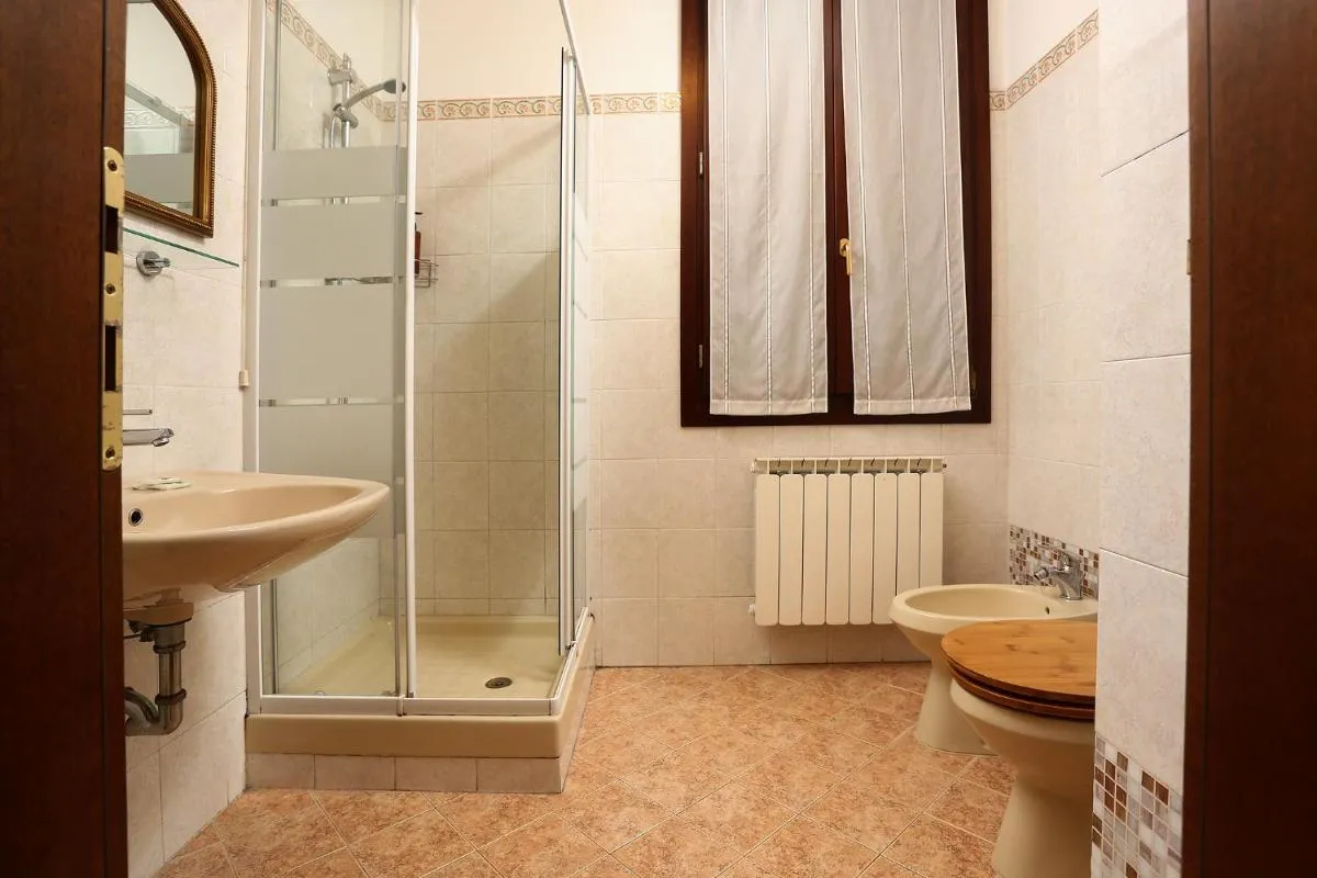 Image 2 of Leoncini with a wonderful canal view