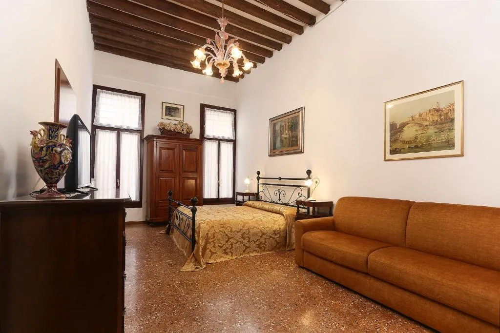 Image of Leoncini with a wonderful canal view