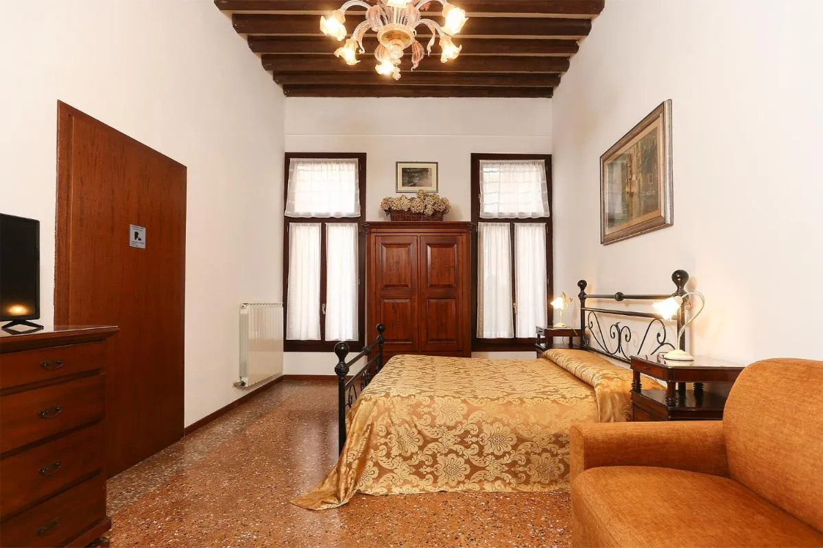 Image 4 of Leoncini with a wonderful canal view