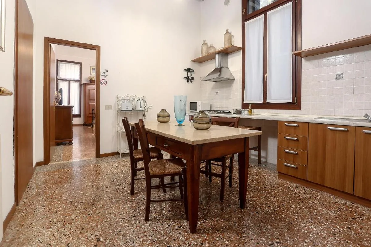 Image 3 of Leoncini with a wonderful canal view