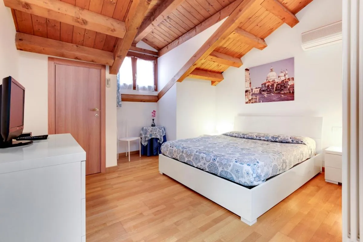 Image 6 of Little canal 8