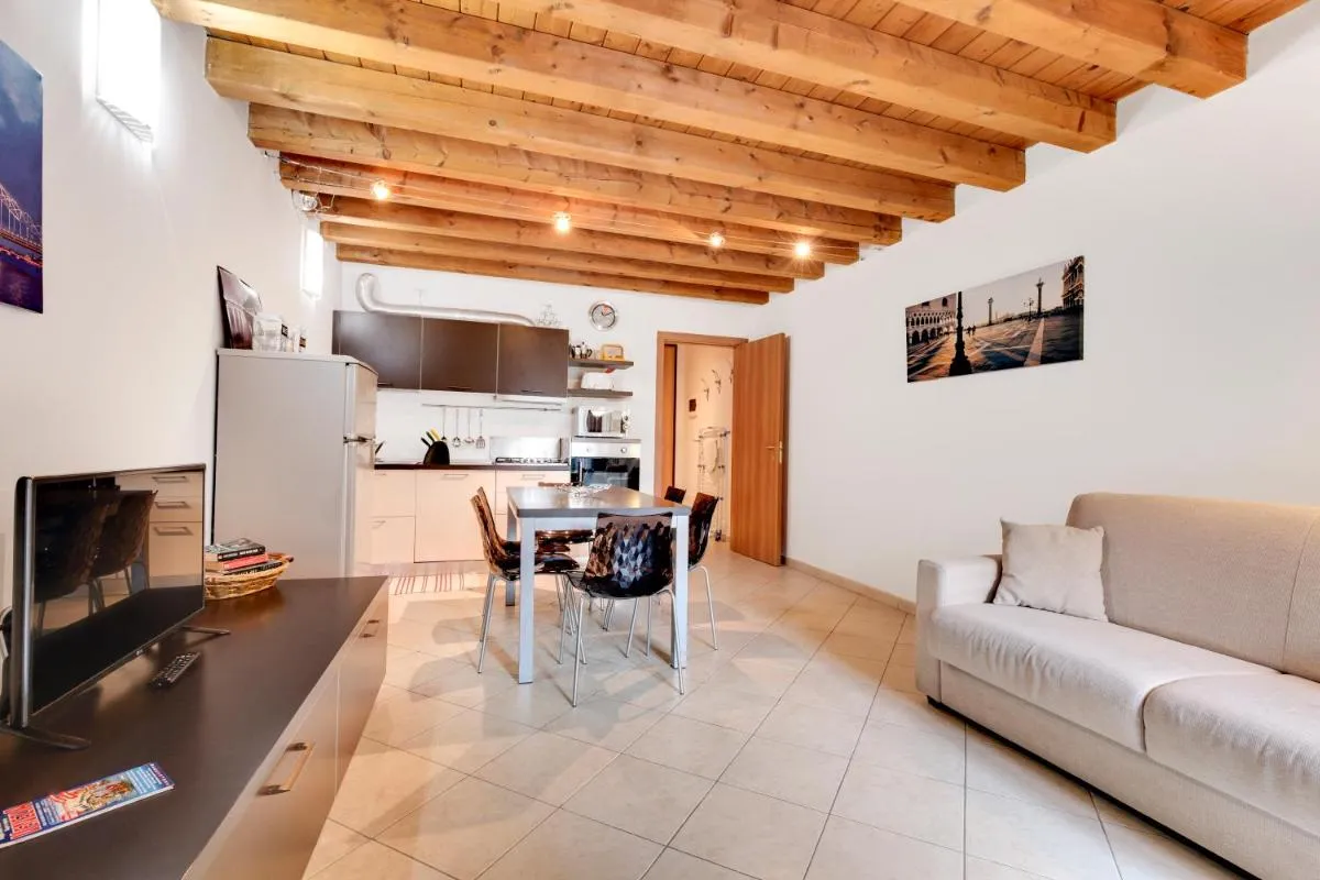 Image 3 of Little canal 8