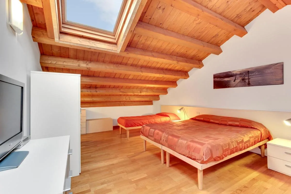 Image 4 of Little canal 8