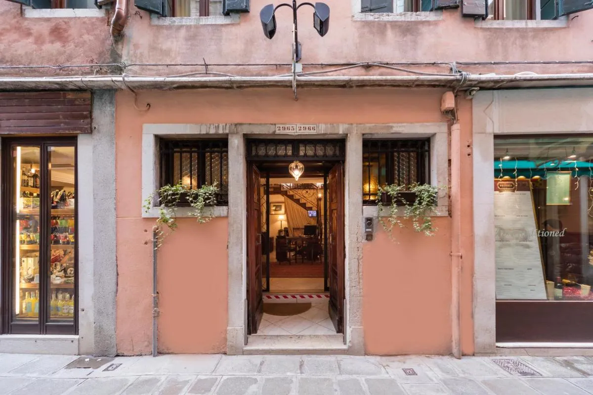 Image 5 of Locanda Art Deco