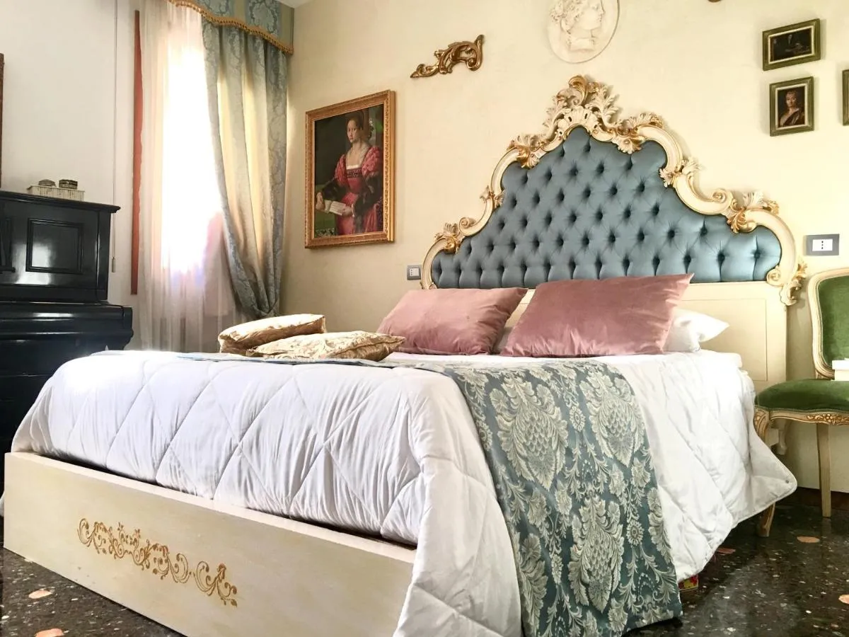 Image 1 of MICHELLE IN VENICE Charming Houses