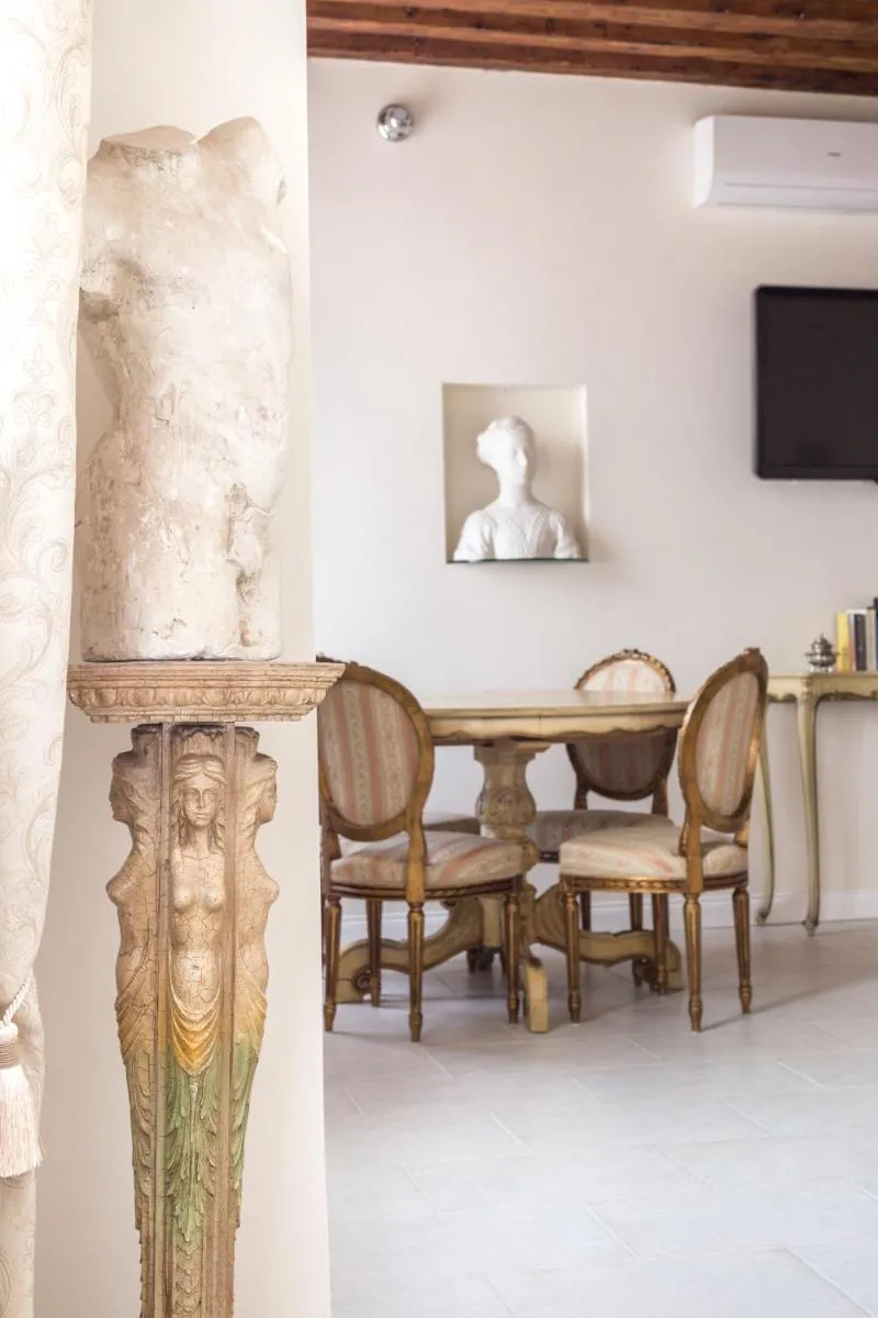 Image 4 of MICHELLE IN VENICE Charming Houses