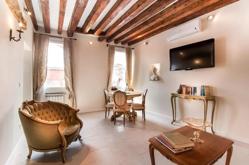 Image of MICHELLE IN VENICE Charming Houses