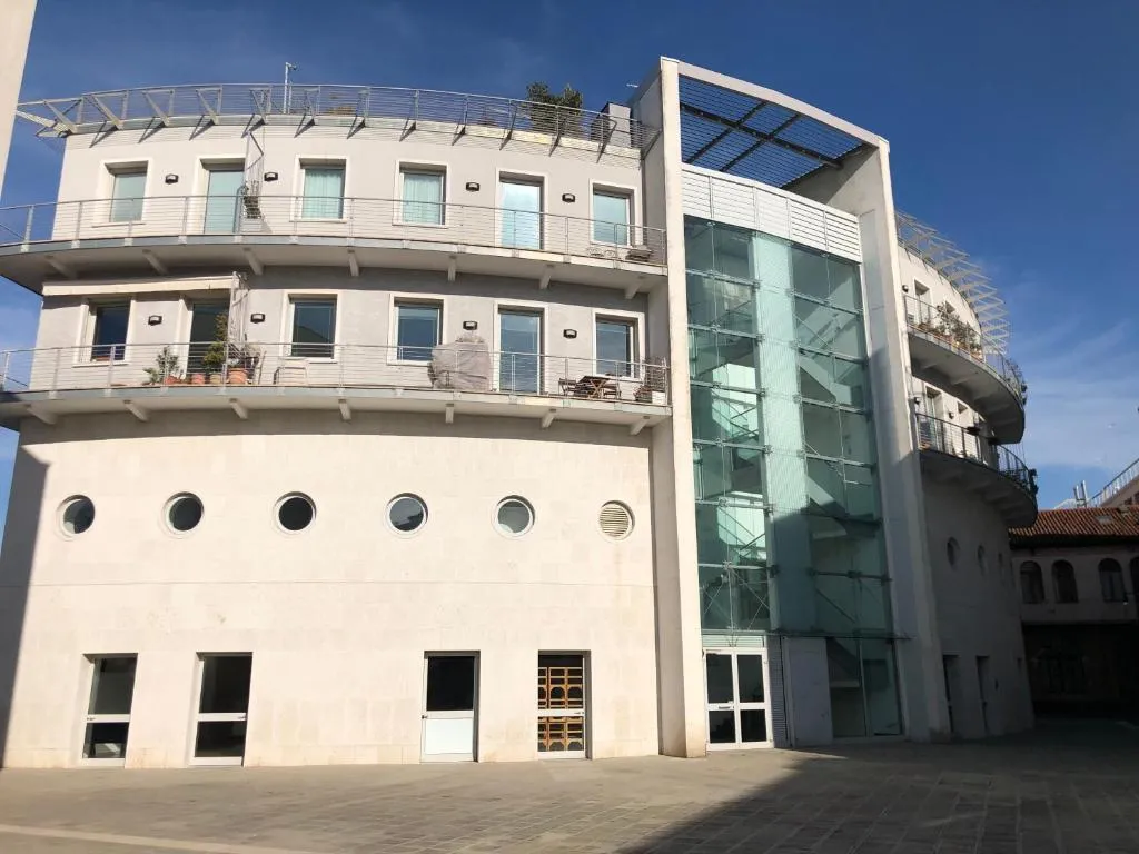 Image of Modern sunny apartment in residental area