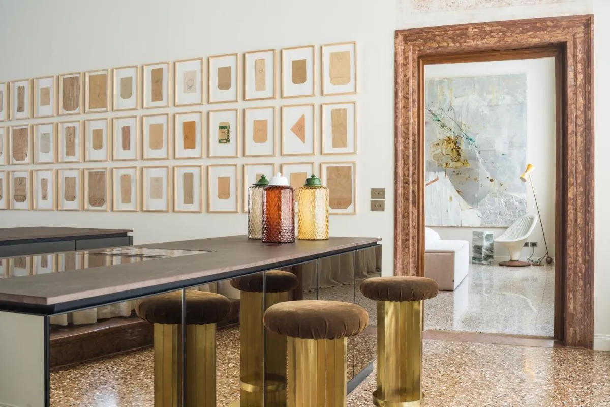 Image 2 of Noble Floor Art Apartment R&R