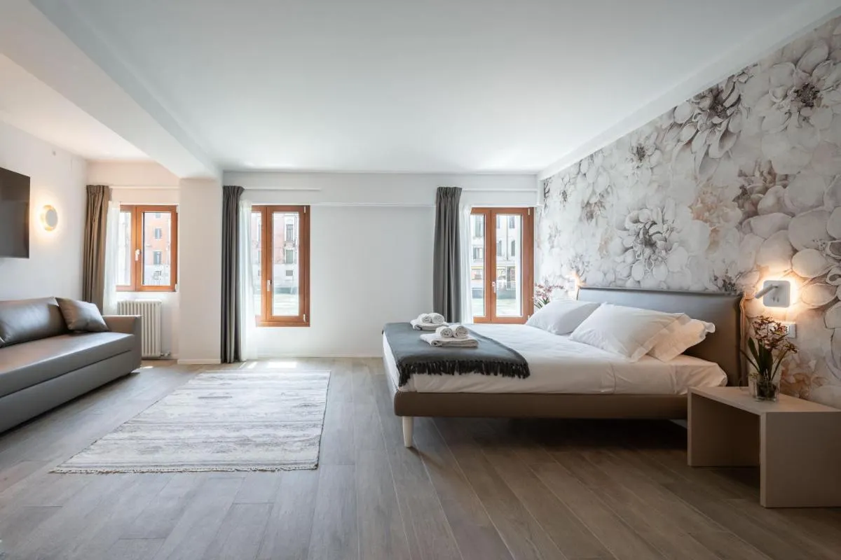 Image 4 of Palace Canal View by Wonderful Italy