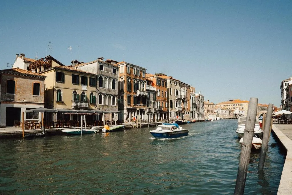 Image of Palazzo Veneziano direct at the canal with roof terrace