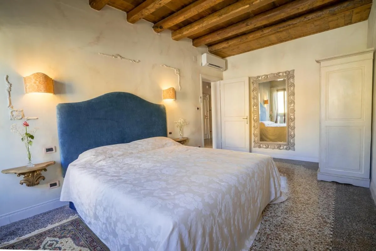 Image 6 of Palazzo Veneziano direct at the canal with roof terrace