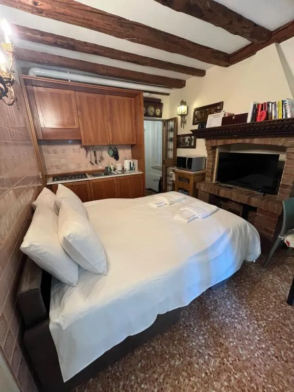 Image of Peggy Suite