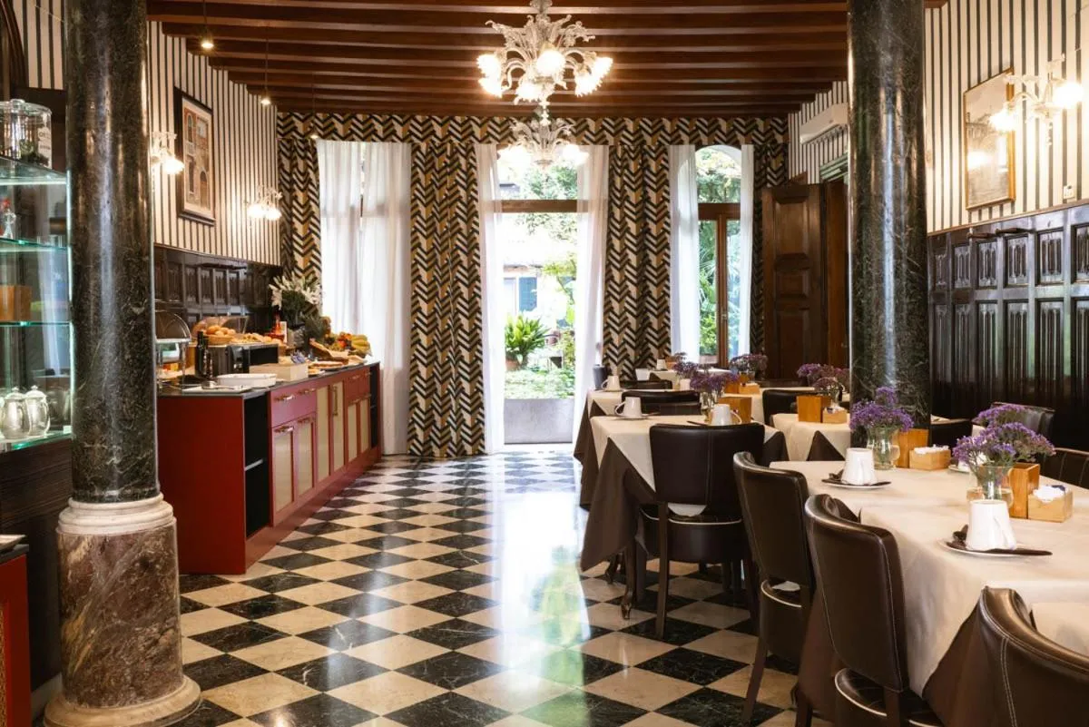 Image 3 of Pensione Accademia – Villa Maravege