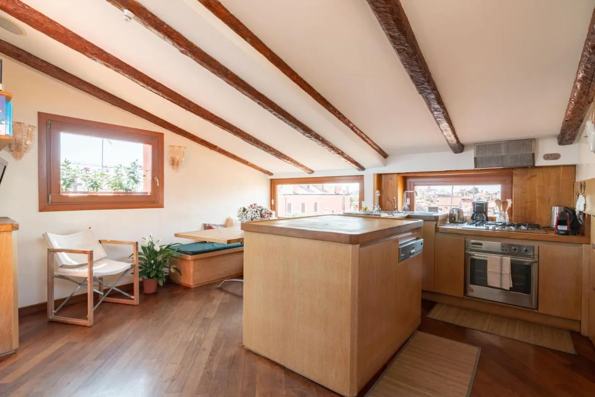 Image 3 of Penthouse with Rooftop Terrace and 360 Views of Venice – Venice5th