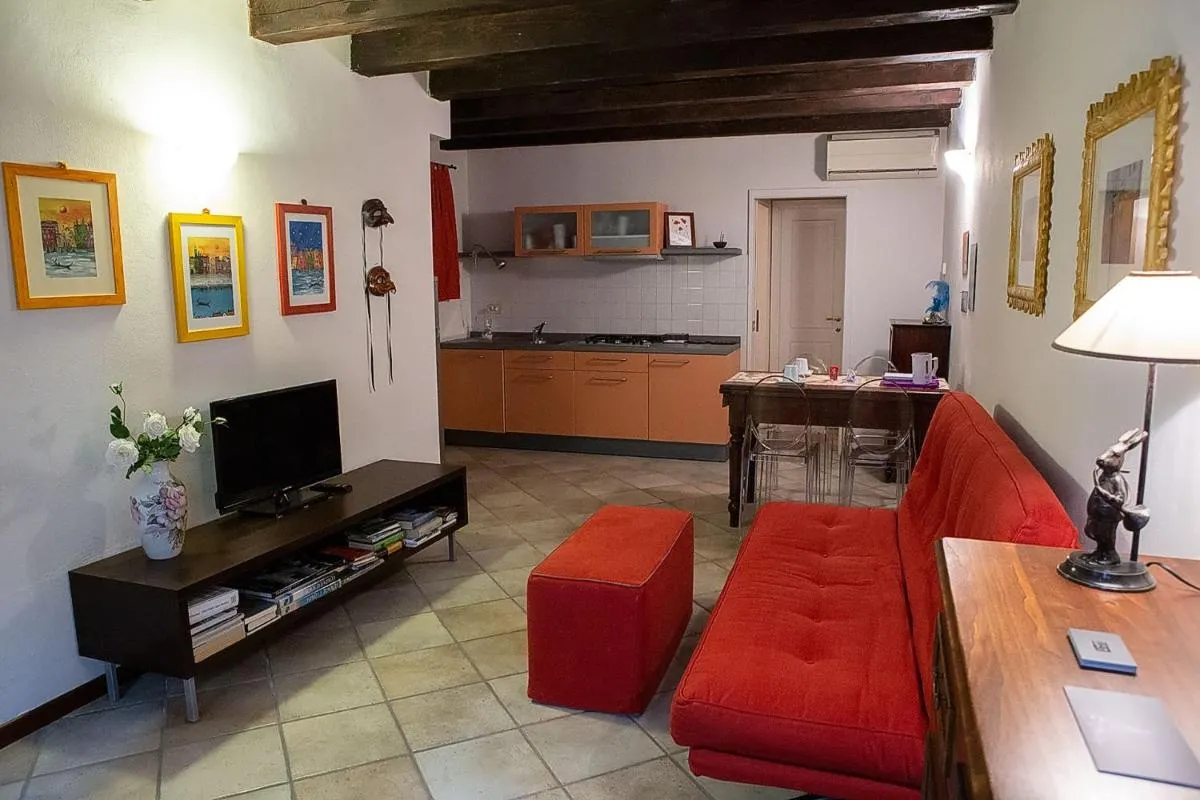 Image 4 of Pink House in Venice city center