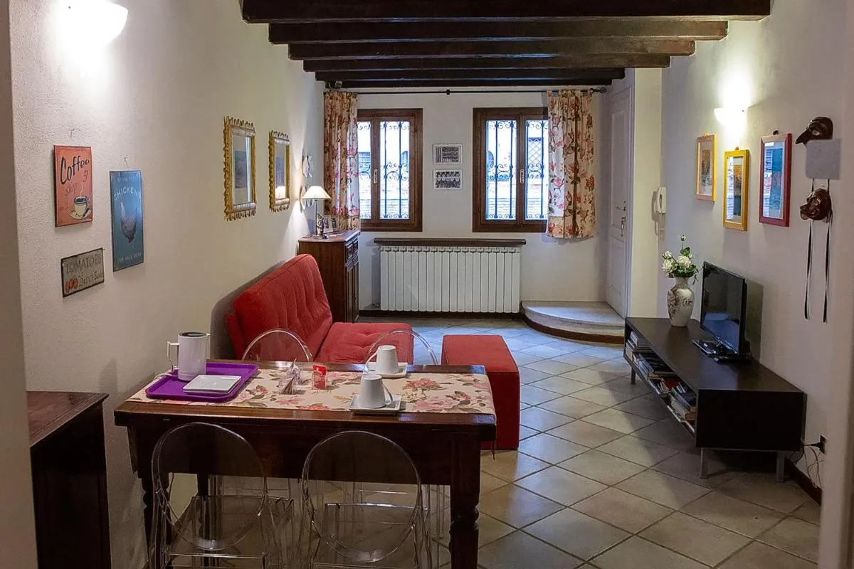 Image 2 of Pink House in Venice city center