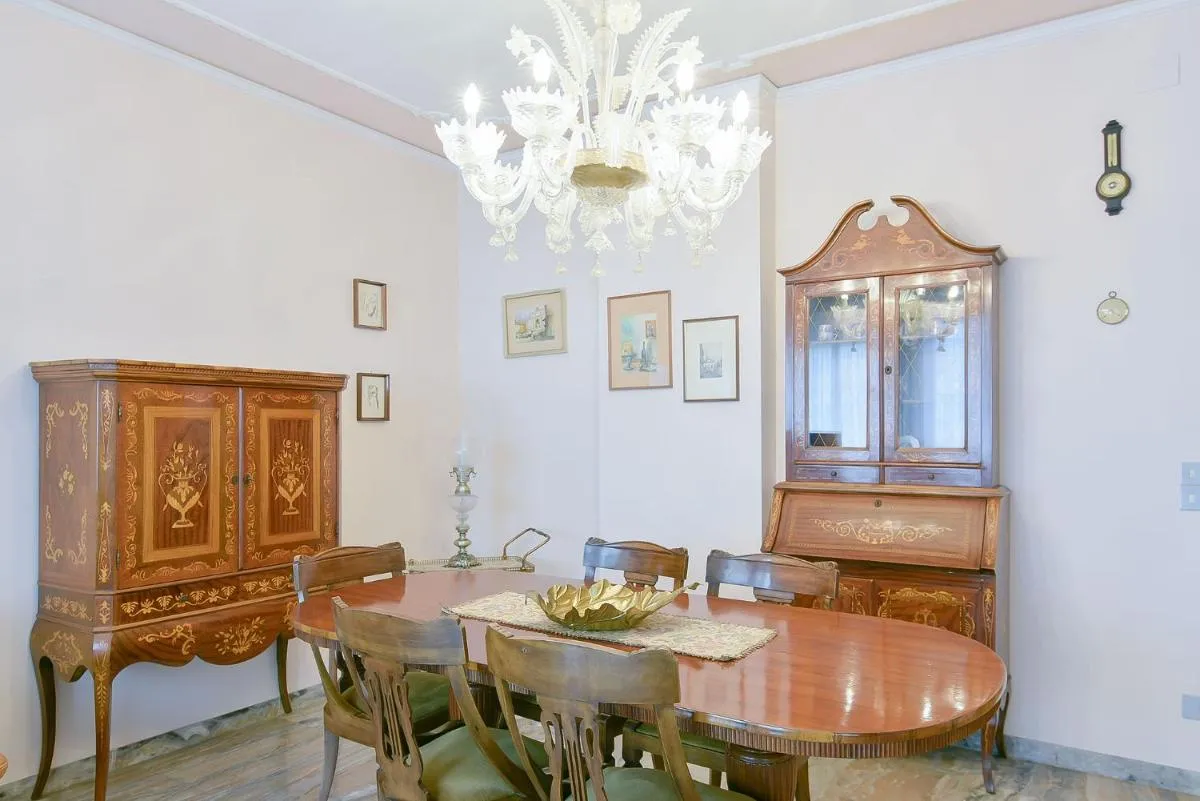 Image 2 of QUEEN HOME Gabrielle