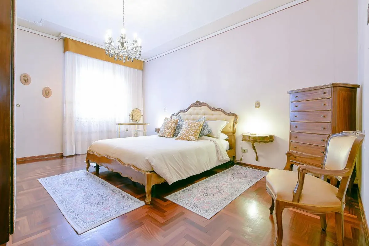 Image 6 of QUEEN HOME Gabrielle