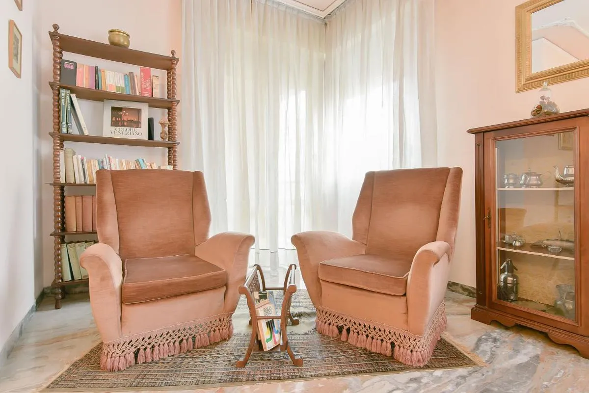 Image 3 of QUEEN HOME Gabrielle