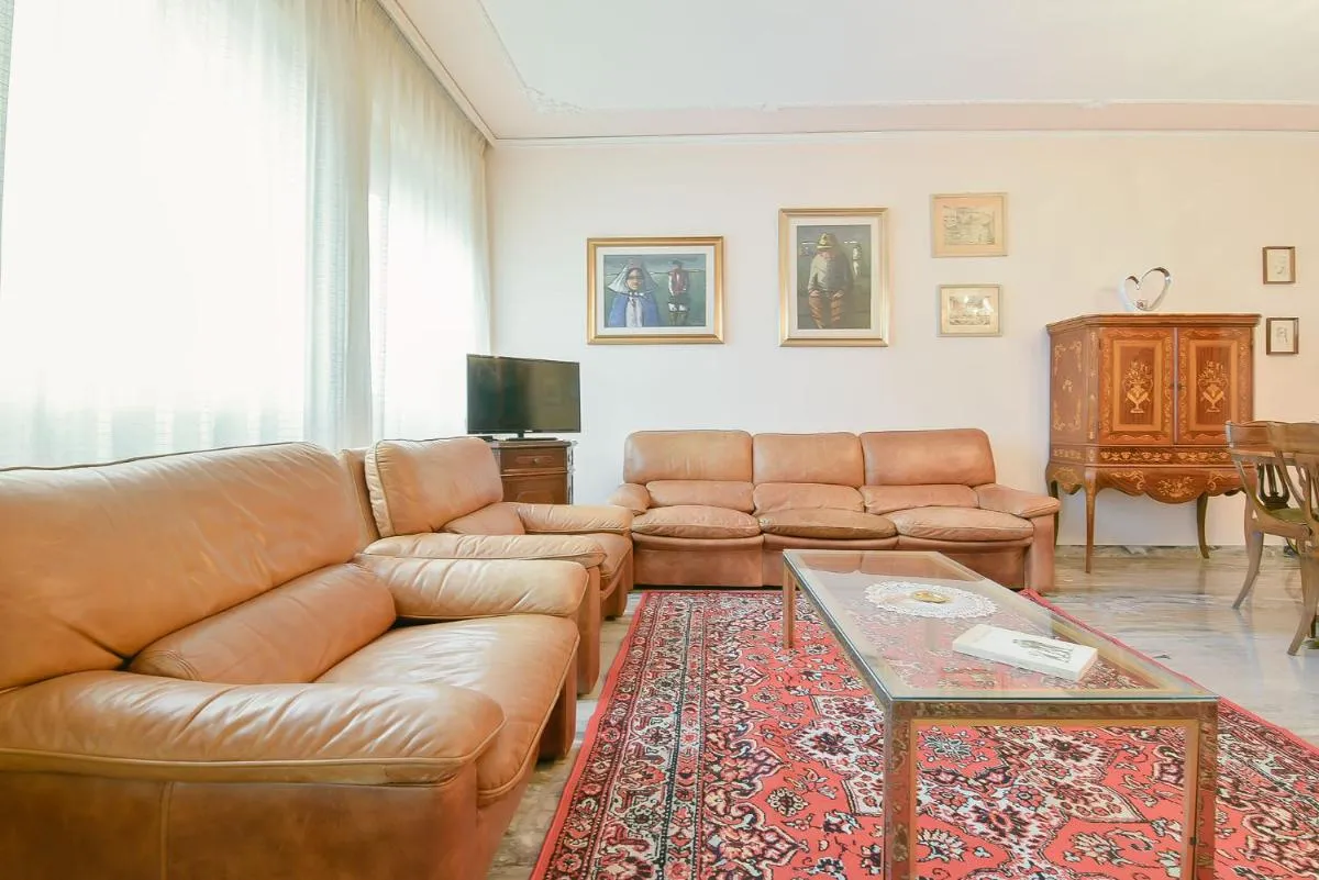 Image 1 of QUEEN HOME Gabrielle