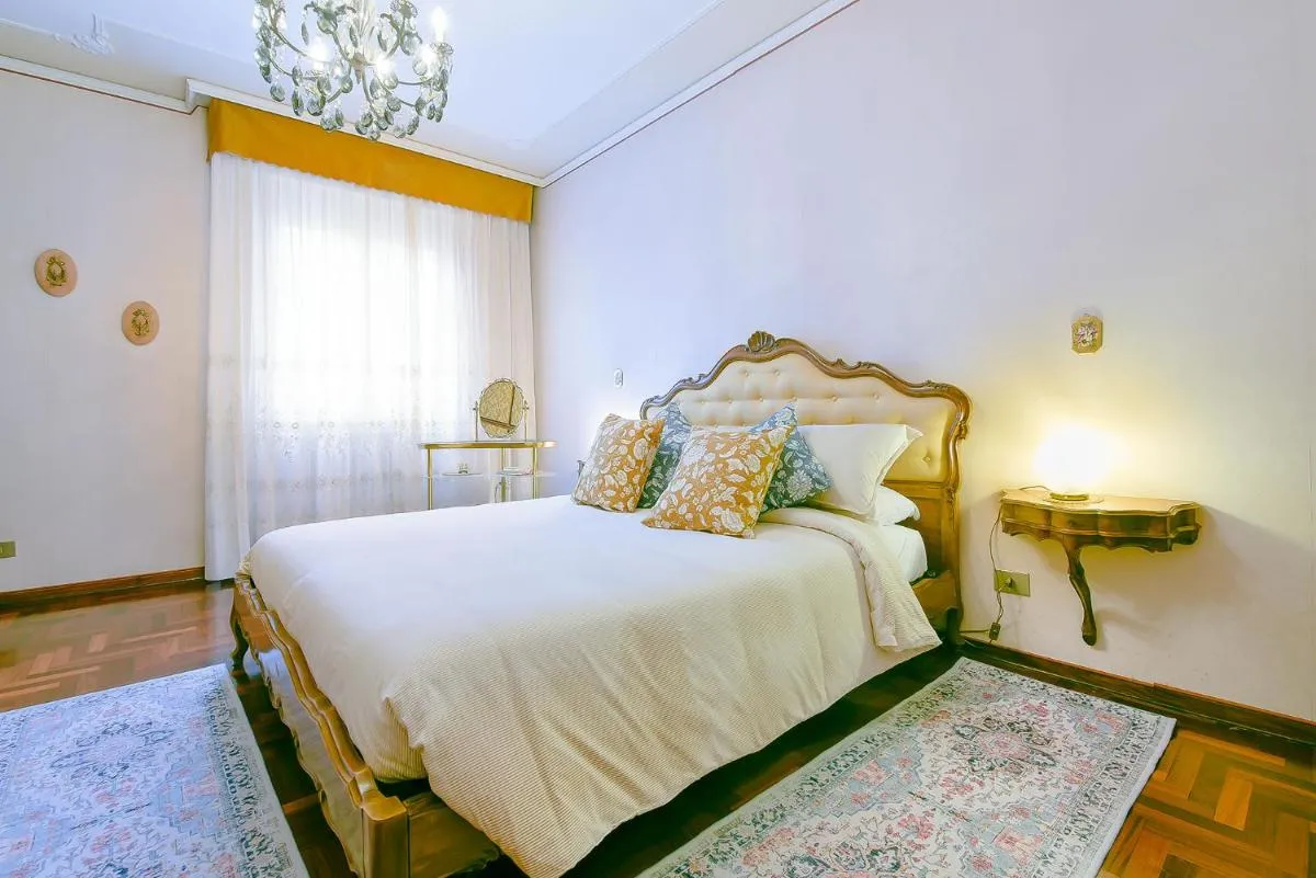 Image 5 of QUEEN HOME Gabrielle