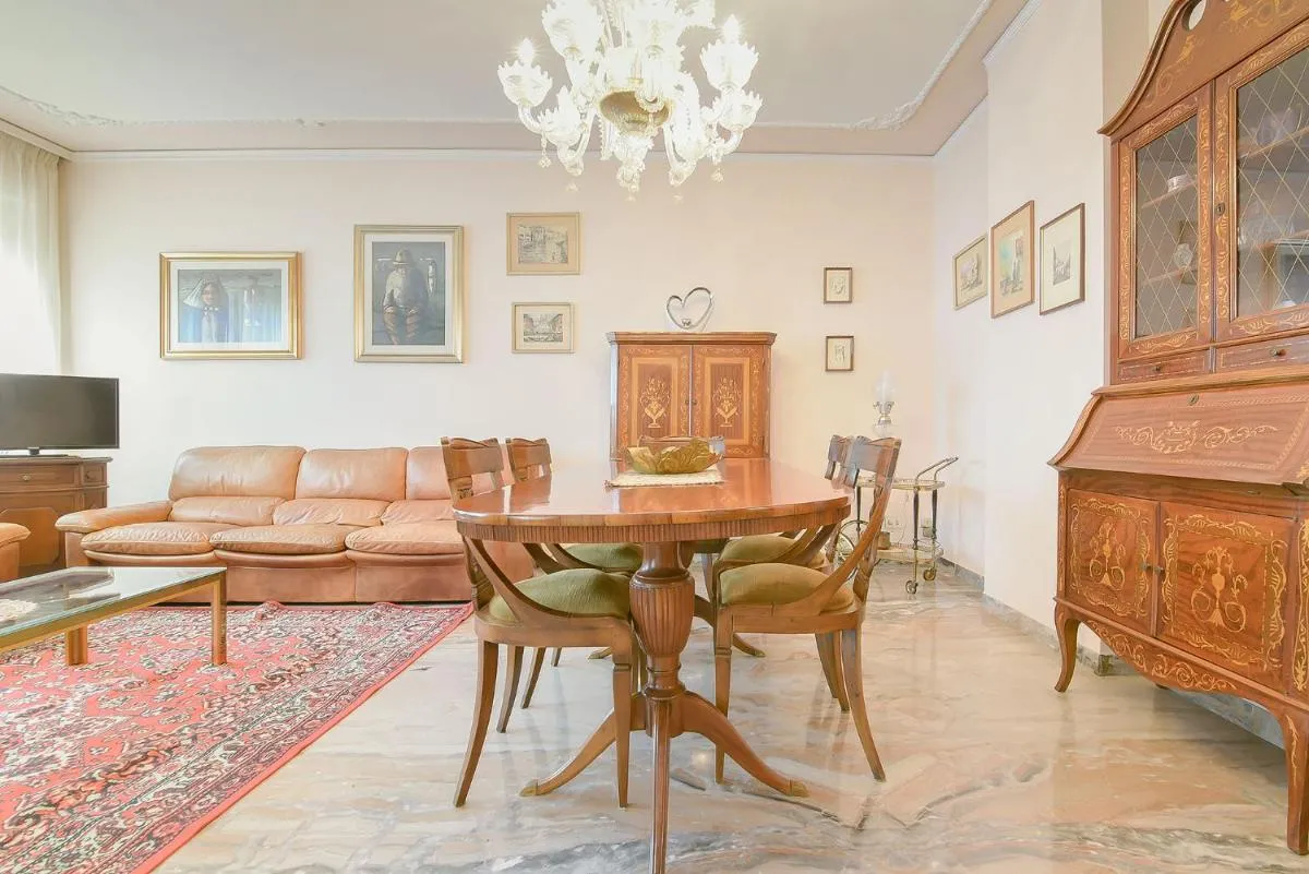 Image 4 of QUEEN HOME Gabrielle