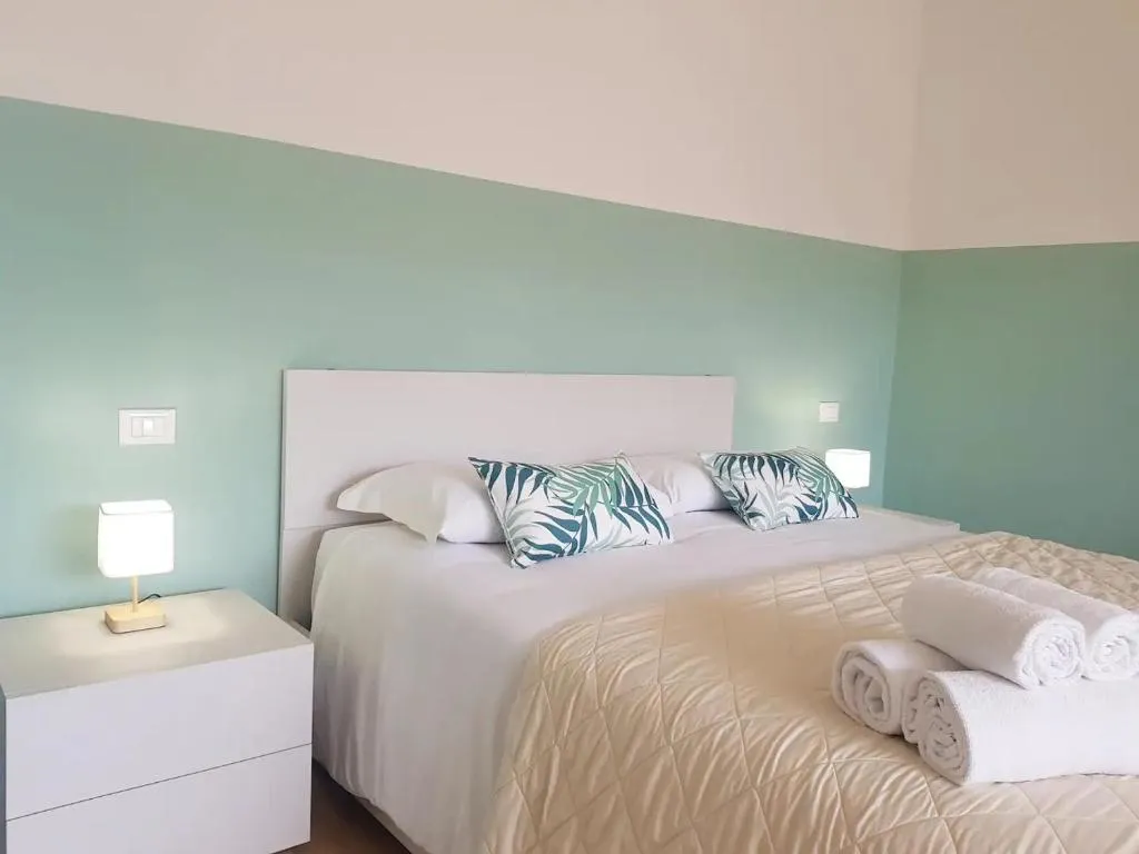 Image of QUEEN HOME VENICE TRAIN STATION Noemi & Angel