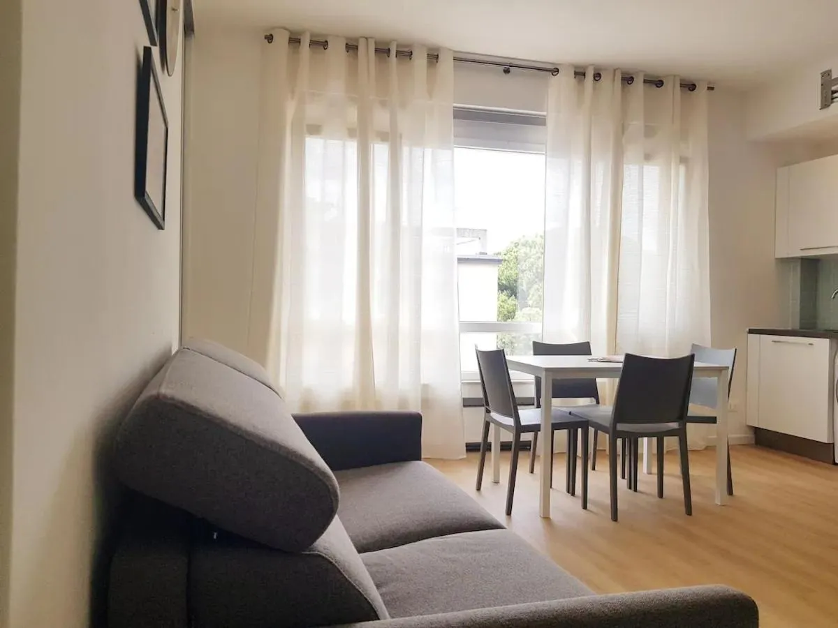 Image 4 of QUEEN HOME VENICE TRAIN STATION Noemi & Angel