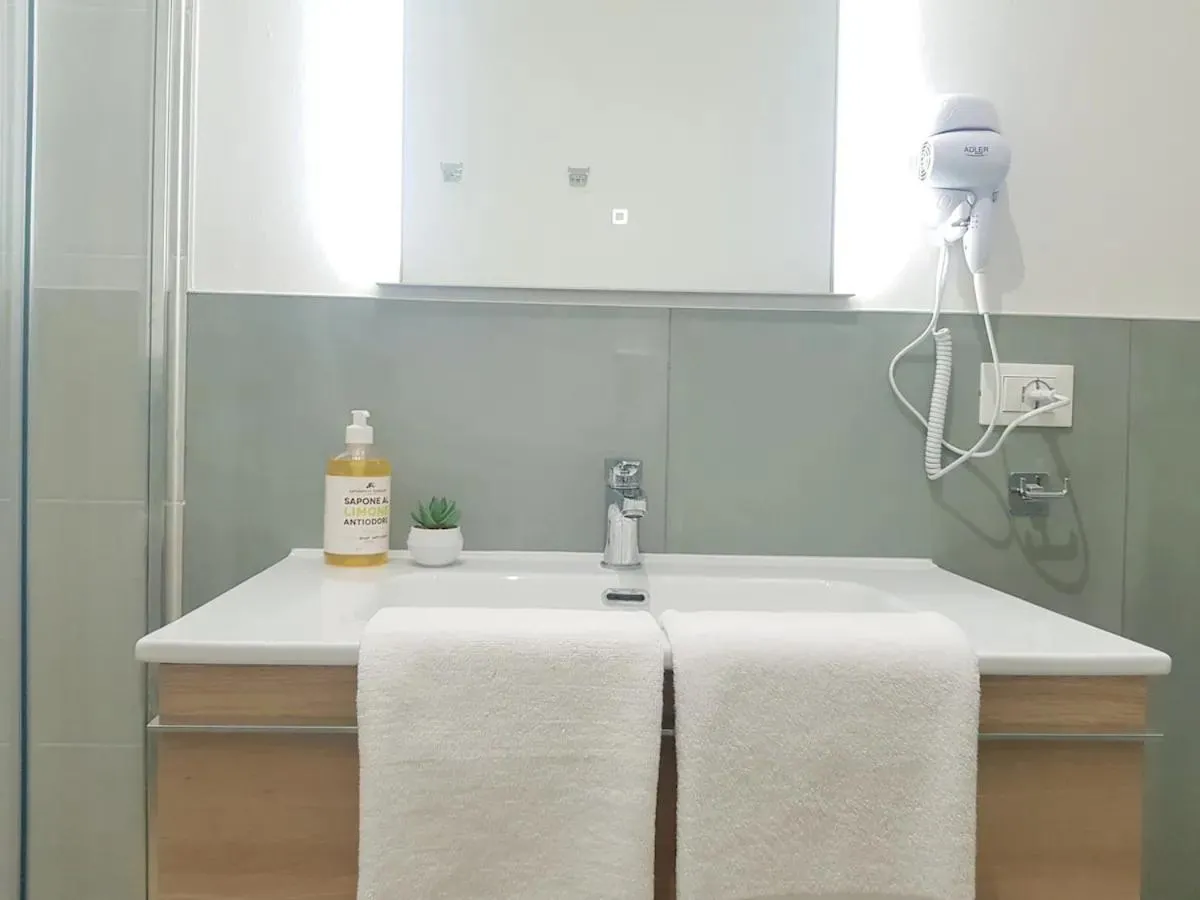 Image 6 of QUEEN HOME VENICE TRAIN STATION Noemi & Angel