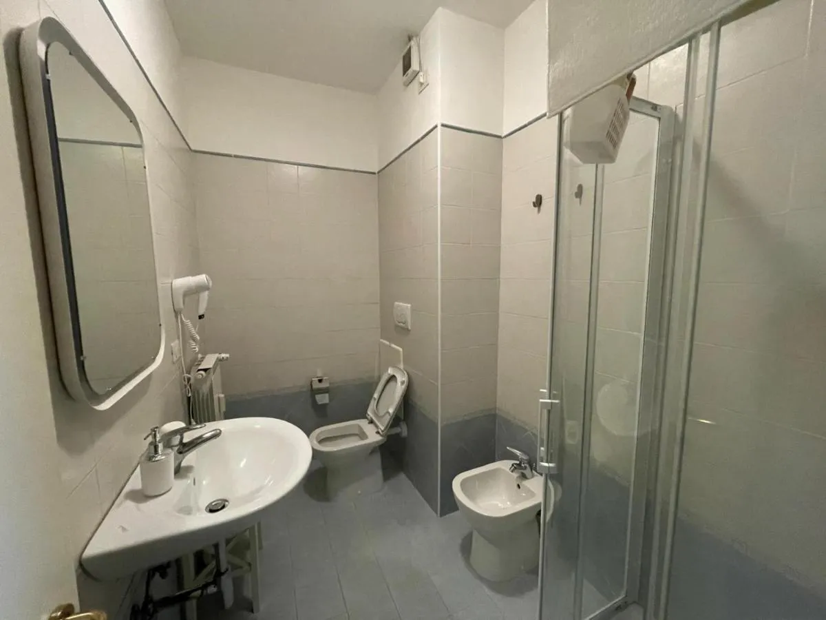 Image 2 of QUEEN HOME VENICE TRAIN STATION Noemi & Angel