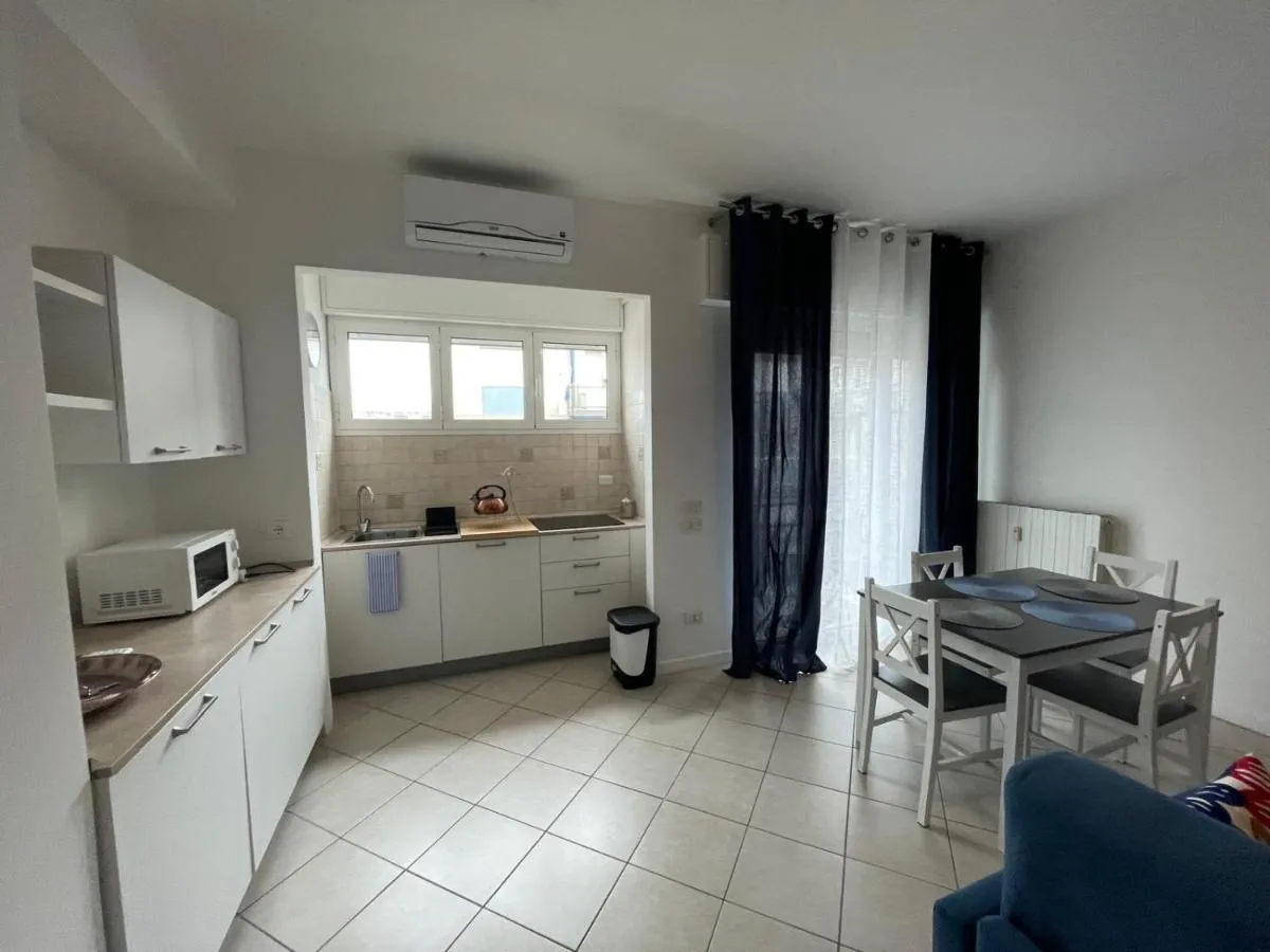 Image 3 of QUEEN HOME VENICE TRAIN STATION Noemi & Angel