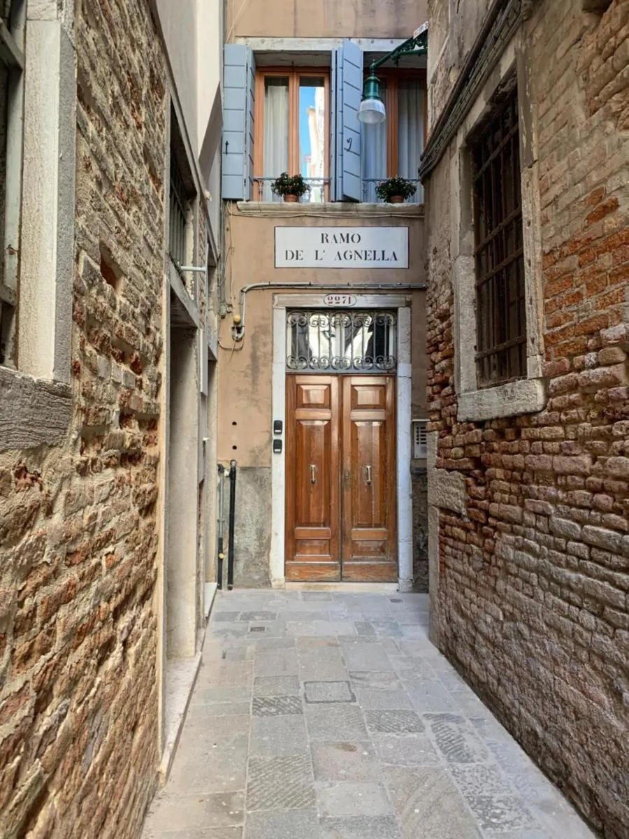 Image 1 of REGINA – ROMANTIC STUDIO near RIALTO