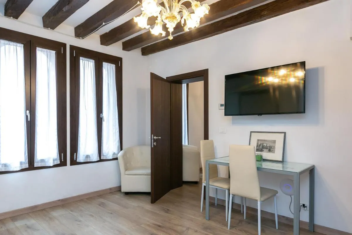 Image 4 of Rialto Suite 707