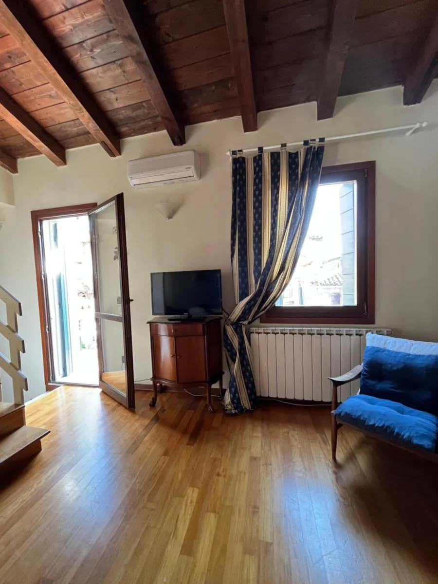 Image 4 of Romantic Rialto Apartment