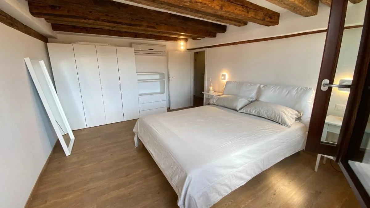 Image 6 of Rooftop 3999