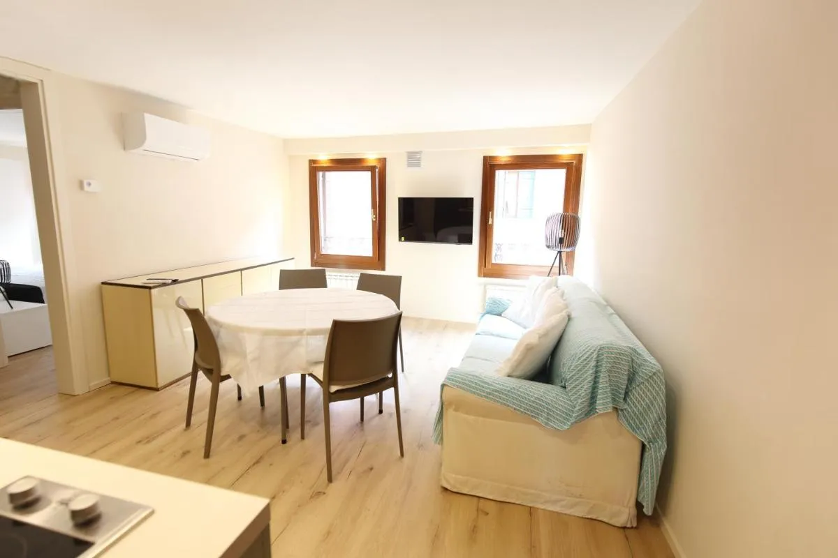 Image 1 of Ross’ house 1