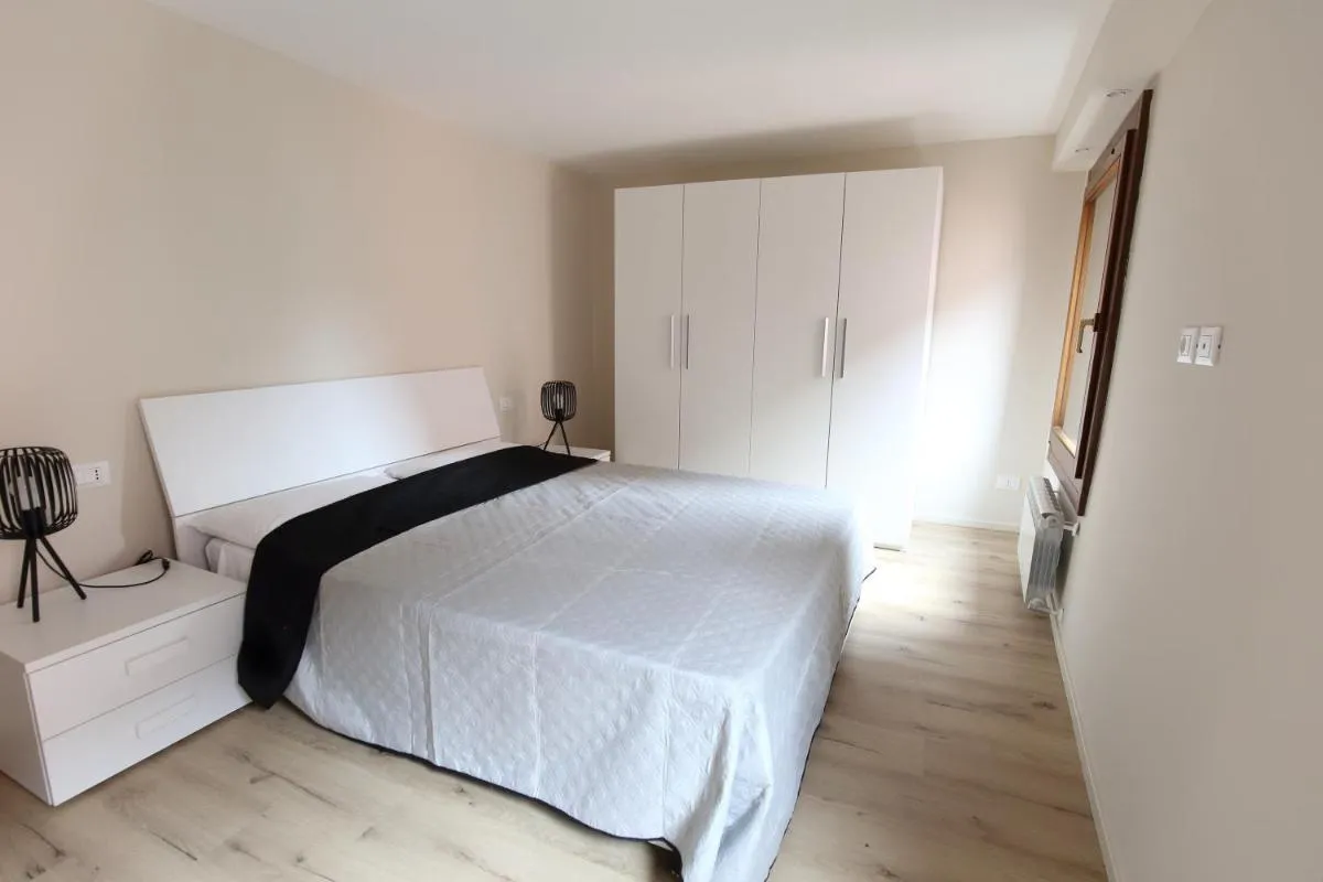 Image 4 of Ross’ house 1